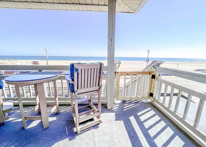 Ocean Front * Boardwalk * Private Balcony Holiday home *